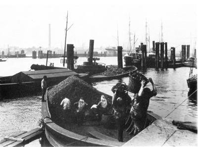 Schwarze Schauerleute im Hamburger Hafen um 1900 Schwarze Schauerleute im Hamburger Hafen um 1900